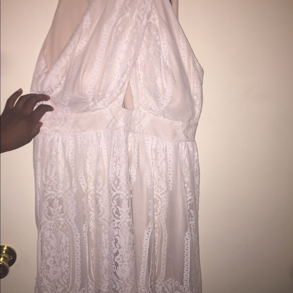 Super Cute dress with key hole in the front - Picture 2 of 7